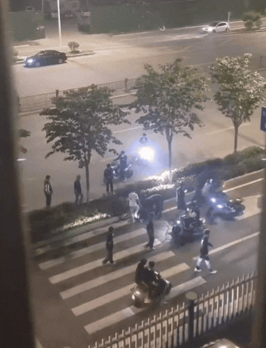 “太过分了！”女子半夜听到楼下吵吵闹闹的，走到窗边一看，下面五六辆摩托车，十几个