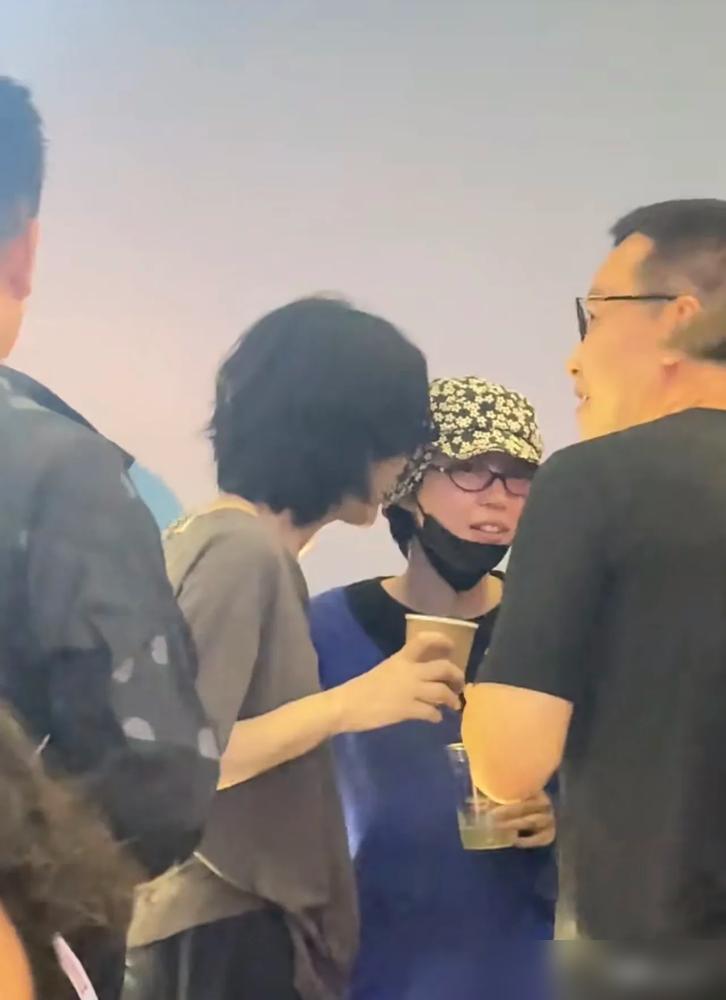 王菲居然低头了。阿那亚晚宴现场，57岁的她牵着窦靖童，挨个向在场圈内大佬敬酒。