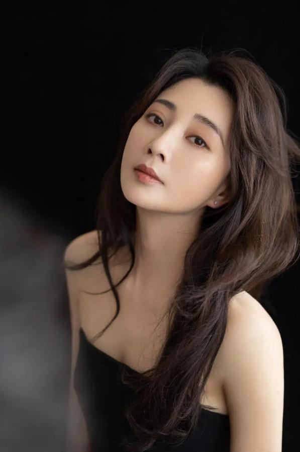 2009年，殷桃在富豪孙东海的疯狂追求下，成为了他的女人，没想到孙东海又惦记上了