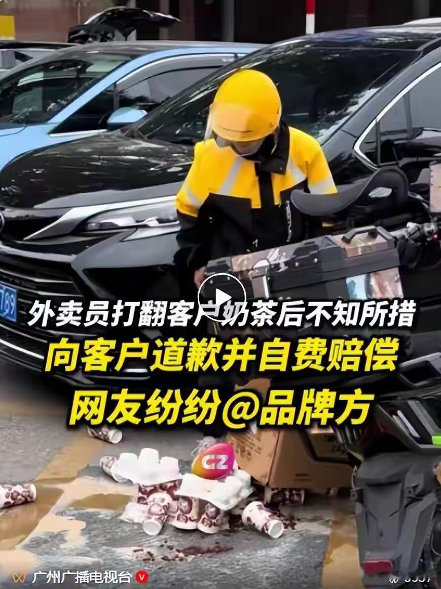 福建莆田街头32杯奶茶打翻瞬间，外卖小哥绝望眼神刺痛全网，古茗一个决定让寒冬暖流