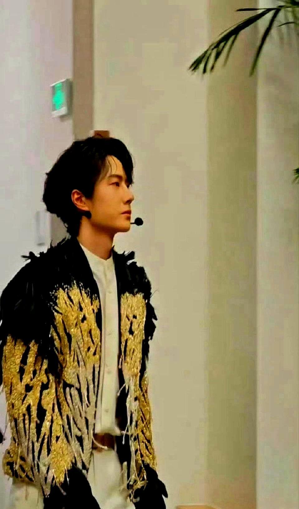 春晚后台直接清场，收视率炸到38%，王一博和郭富城就跳了个舞，凭什么？郭富