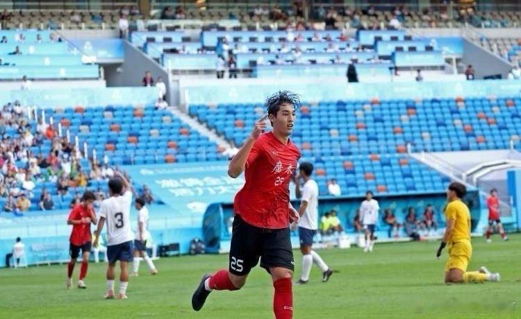 高下立判，云南玉昆同意向恒大足校支付青训费用购买布尼亚明，而上海海港想占便宜，不