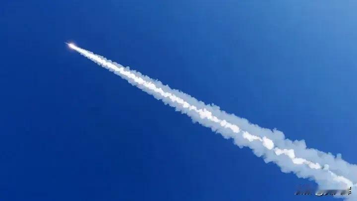 多家外媒报道，俄罗斯正在升级“榛树”高超音速弹道导弹。1.升级版具备更强的