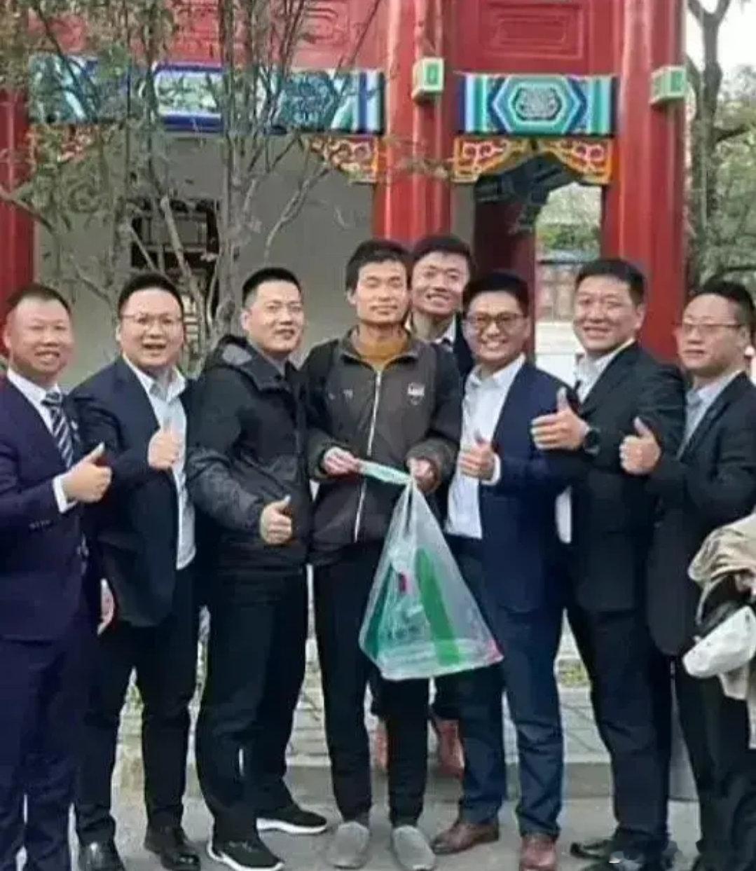 韦神其实在北大的地位还是挺高的，同事们合照可以看出都很崇拜他！​​​