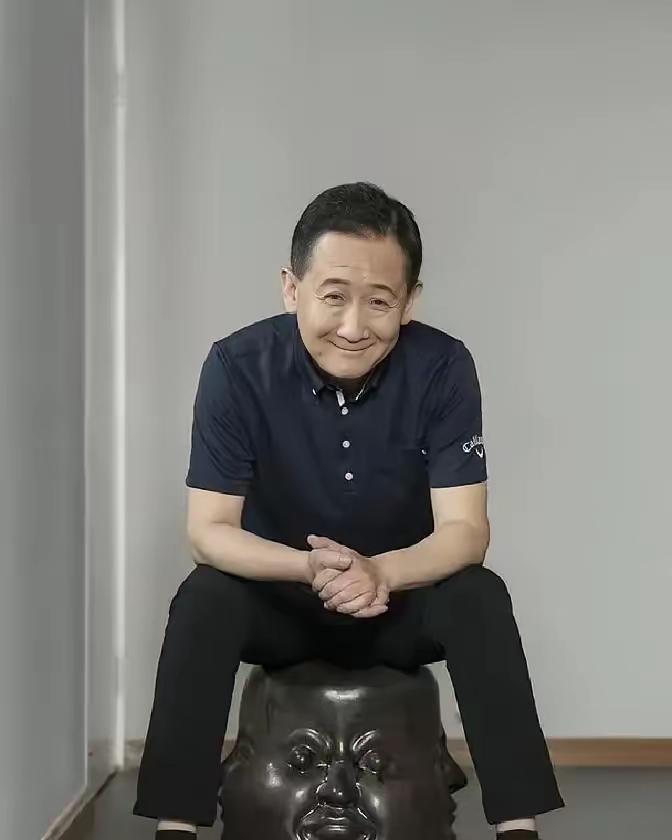 葬礼那天，梁天被一圈债主堵在灵堂门口，有人把借条拍在他胸口。他低头看了眼，说