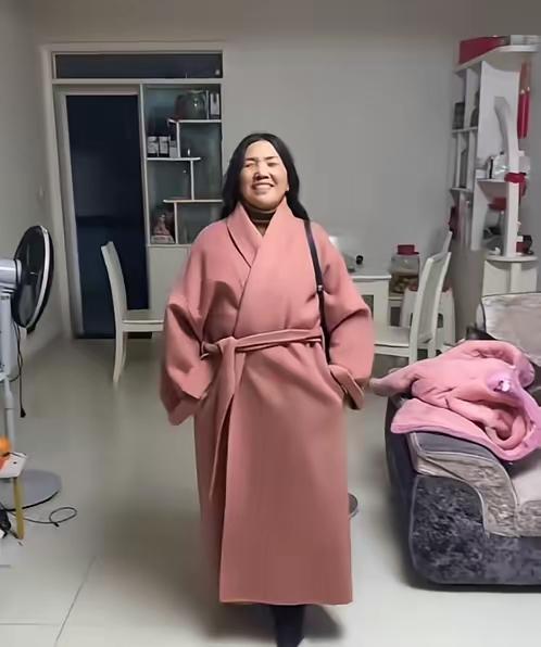 原谅我不地道地笑了，这哪是什么大衣，分明就是睡衣嘛！瞧见姐姐把大衣穿得既像睡衣