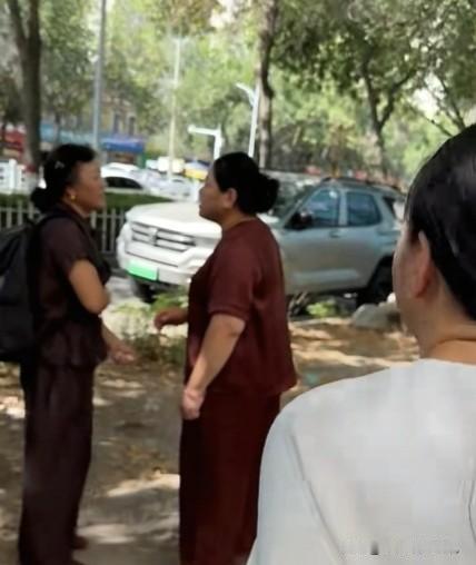 小故事！这小喵她妈也是无事生非的人。为何这样说呢？她没事就给王金刚