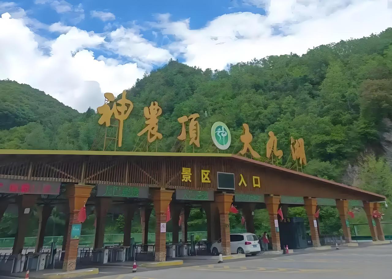 景区圈路收费，必须问责。稻城亚丁圈路（S462省道）收费事件未了，又爆出国道G