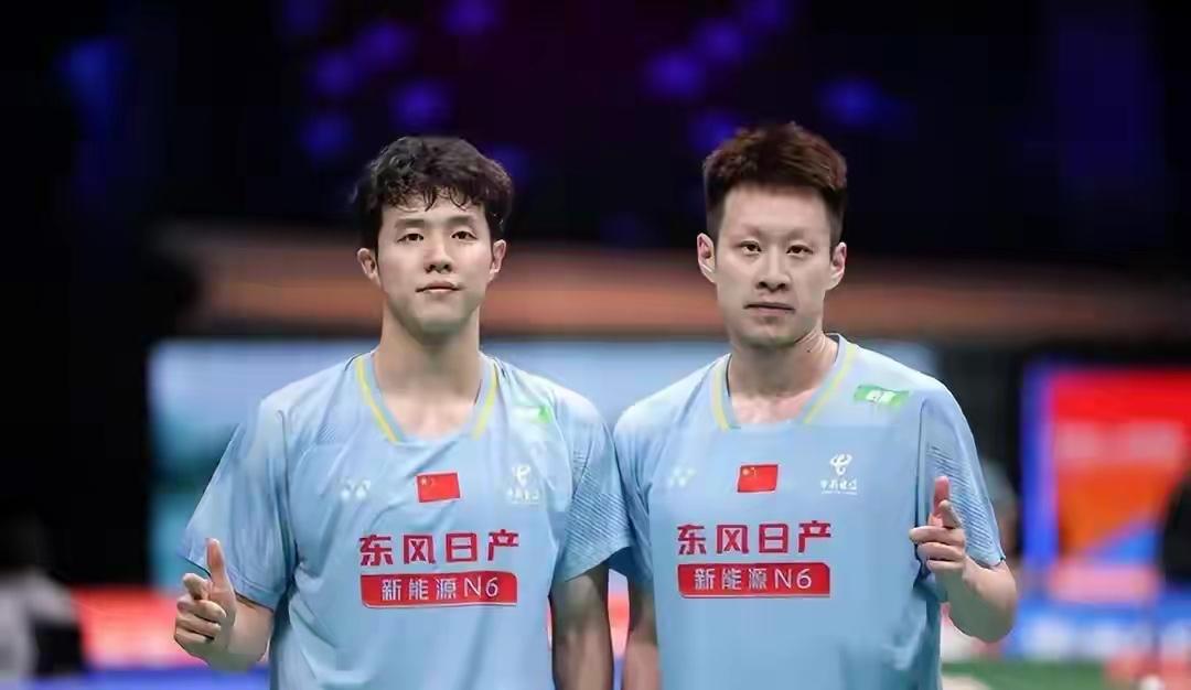 任翔宇/何济霆从资格赛打出来，迎面就撞上🇲🇾马来西亚的万郑组合，还以为小手枪