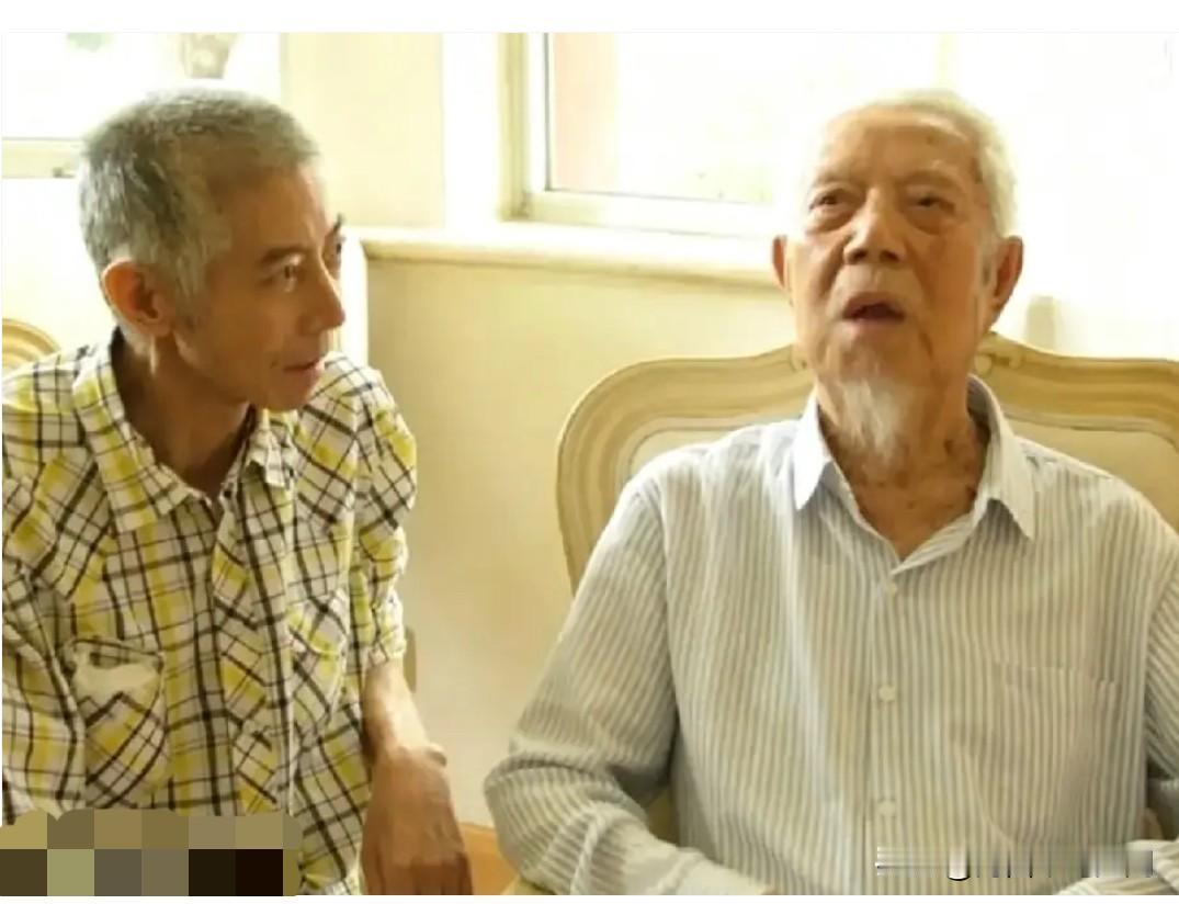 这是2011年，邓力群与儿子邓英淘在家中的一张合影。此时96岁的邓力群双目失明，