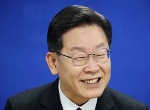 有这么一位人，上一秒刚拒绝了中方“九三阅兵”的邀请，下一秒就坐上了前往白宫的飞机