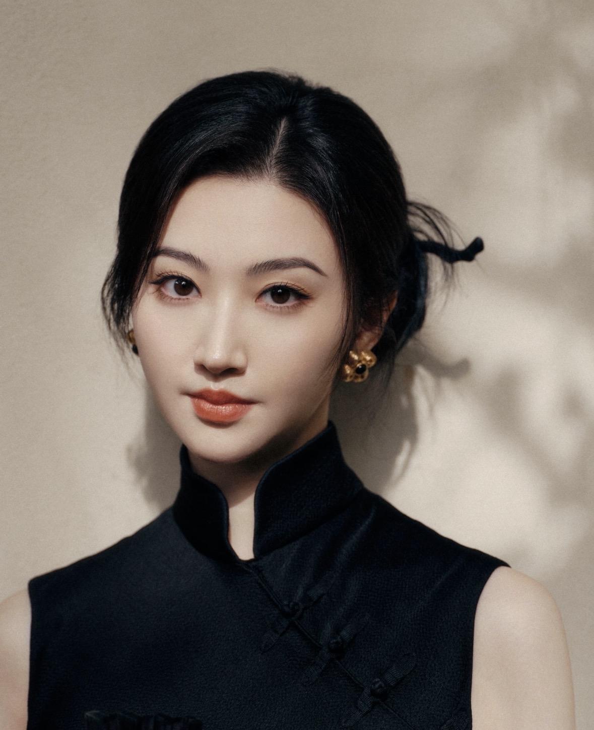 景甜的感情经历很曲折，也很戏剧化。第一任男朋友是个非常传统的男生，对景甜的保护欲