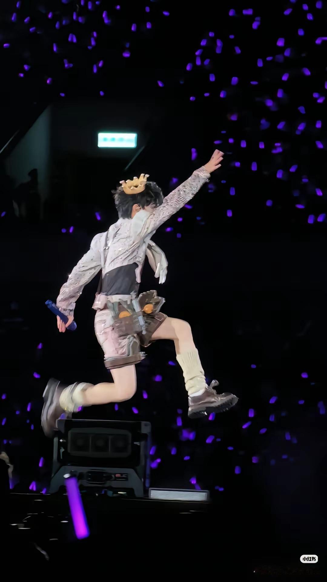 哈哈！可爱归可爱，可一个三十来岁的大男人扮得像软乎乎的小姑娘，这真的妥当吗？不会