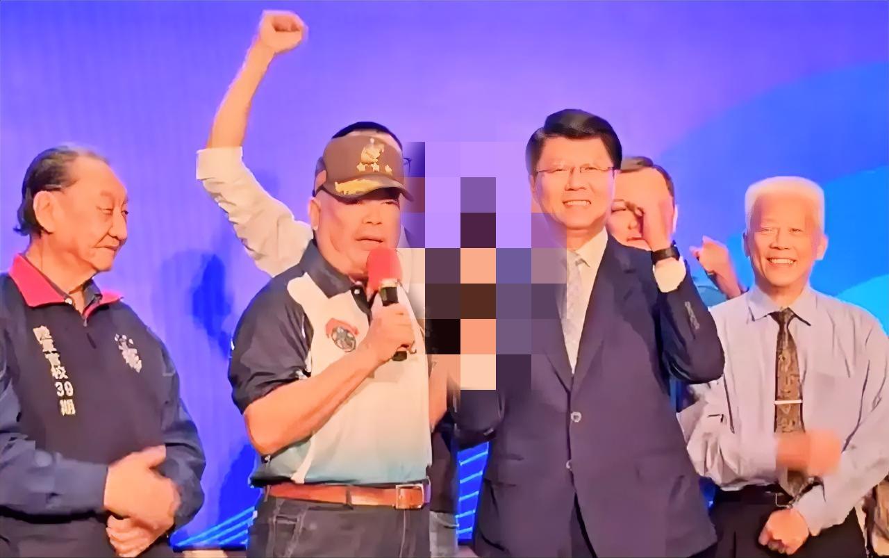 谢龙介因为这一动作可能要吃官司了，关键连国民党副主席季麟连都在现场，而且还是当场