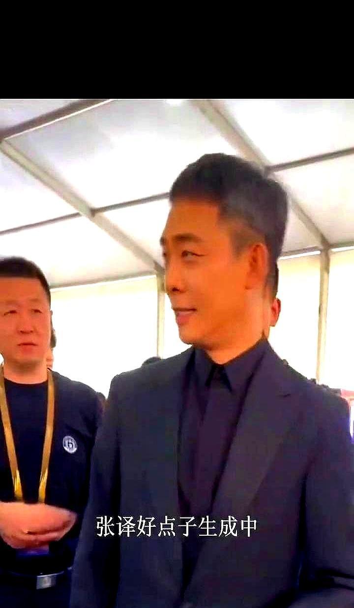 张译一声“阿姨”，当场让王骁愣住，也捅破了娱乐圈最大的“客套”泡沫。这不是不懂