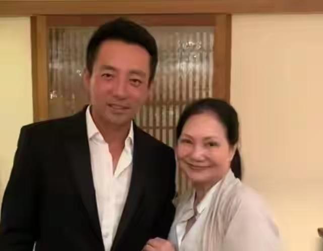 大S妈妈就是一个挑事精，住着汪小菲给还房贷的房子，自己还出来说汪小菲要赶自己