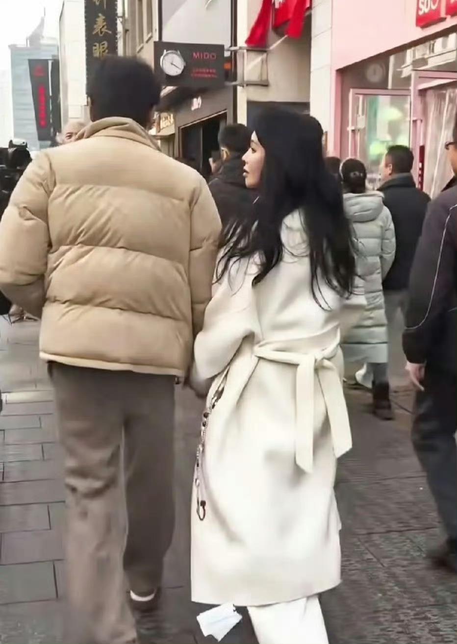 理性分析下伊能静为啥不摘吊牌首先，先排除她买衣服穿几天再退这一可能，毕竟人家这