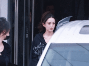 娜扎在路人的镜头里没输过你好星期六宝子们快冲这路透！娜扎上班穿黑色外套配马尾