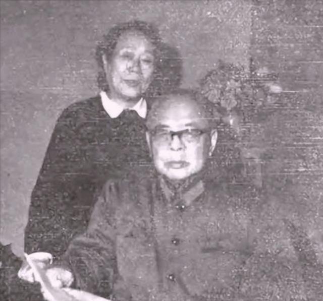 1969年，新任的总政黄副主任（开国中将）登门，请原总政文化部部长李逸民少将（正