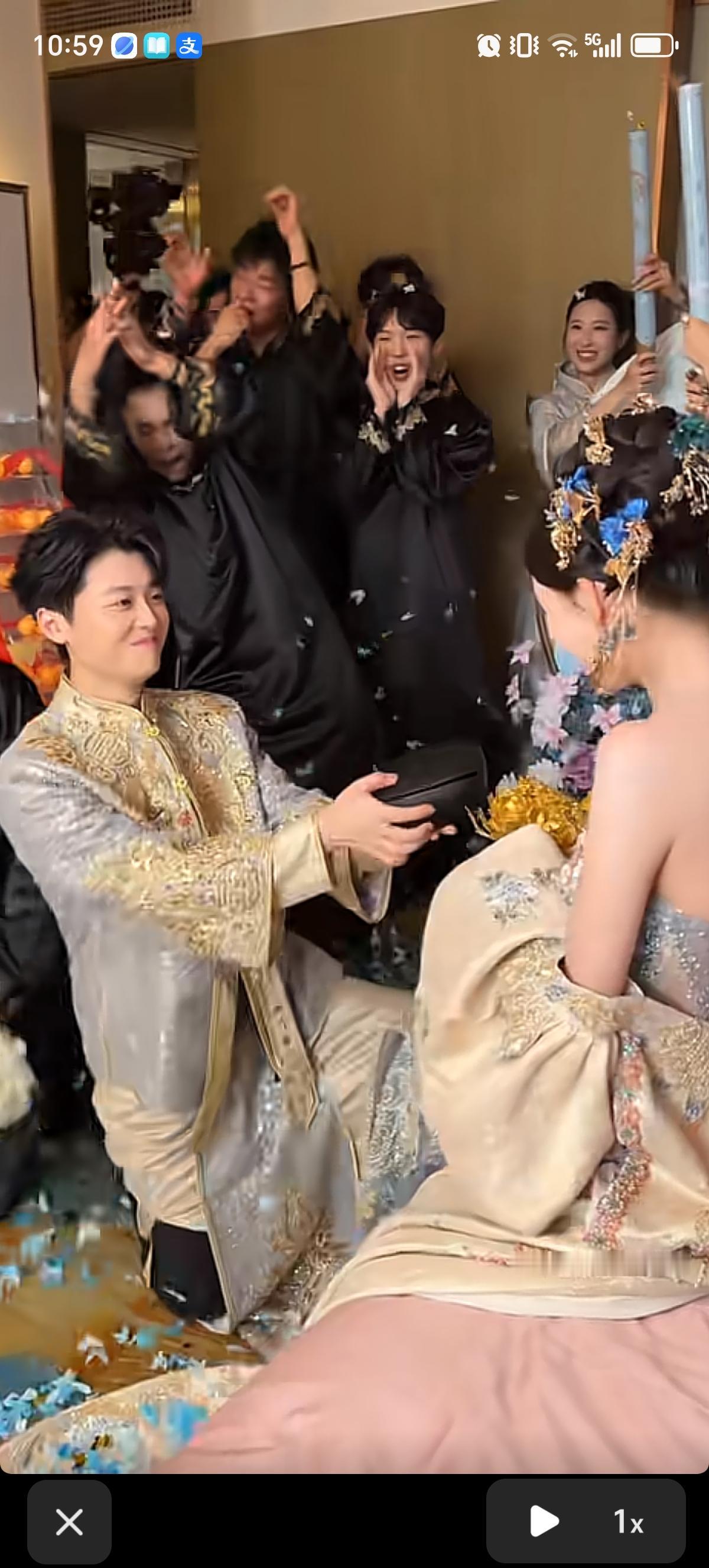 新郎“黑猫”身着银金重工中式礼服，一脸傲娇的向自己的新娘“哦哦三妹”递出了一款价