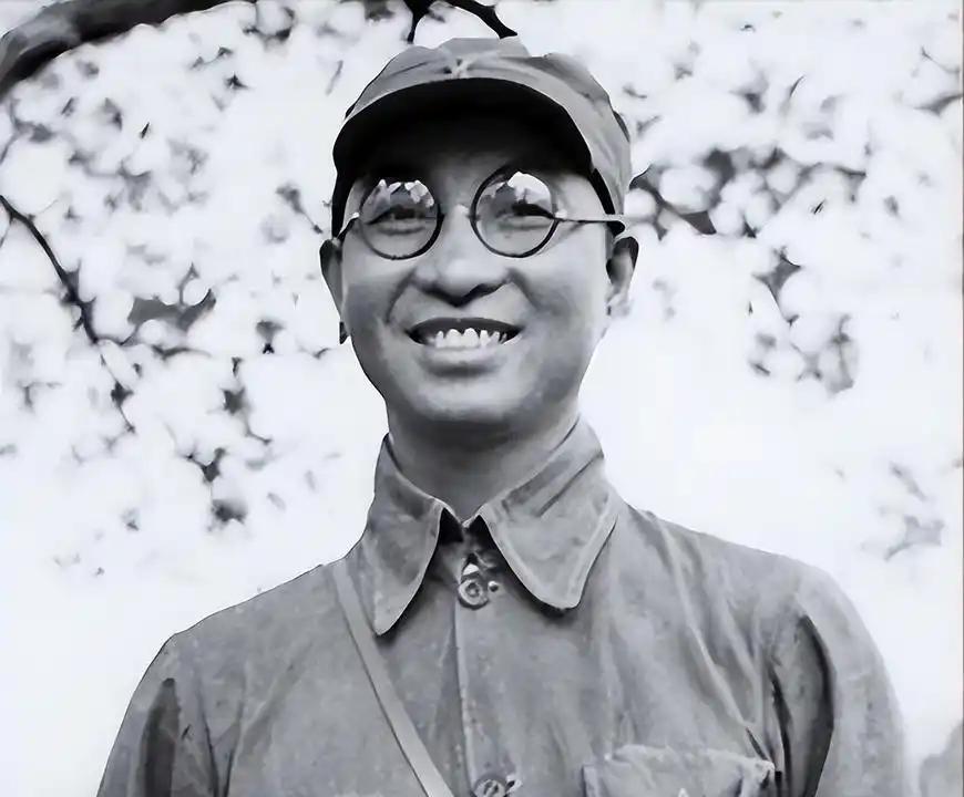 1935年土城战役，青杠坡上硝烟蔽日。陈赓率干部团死守隘口，7次打退川军冲锋。当