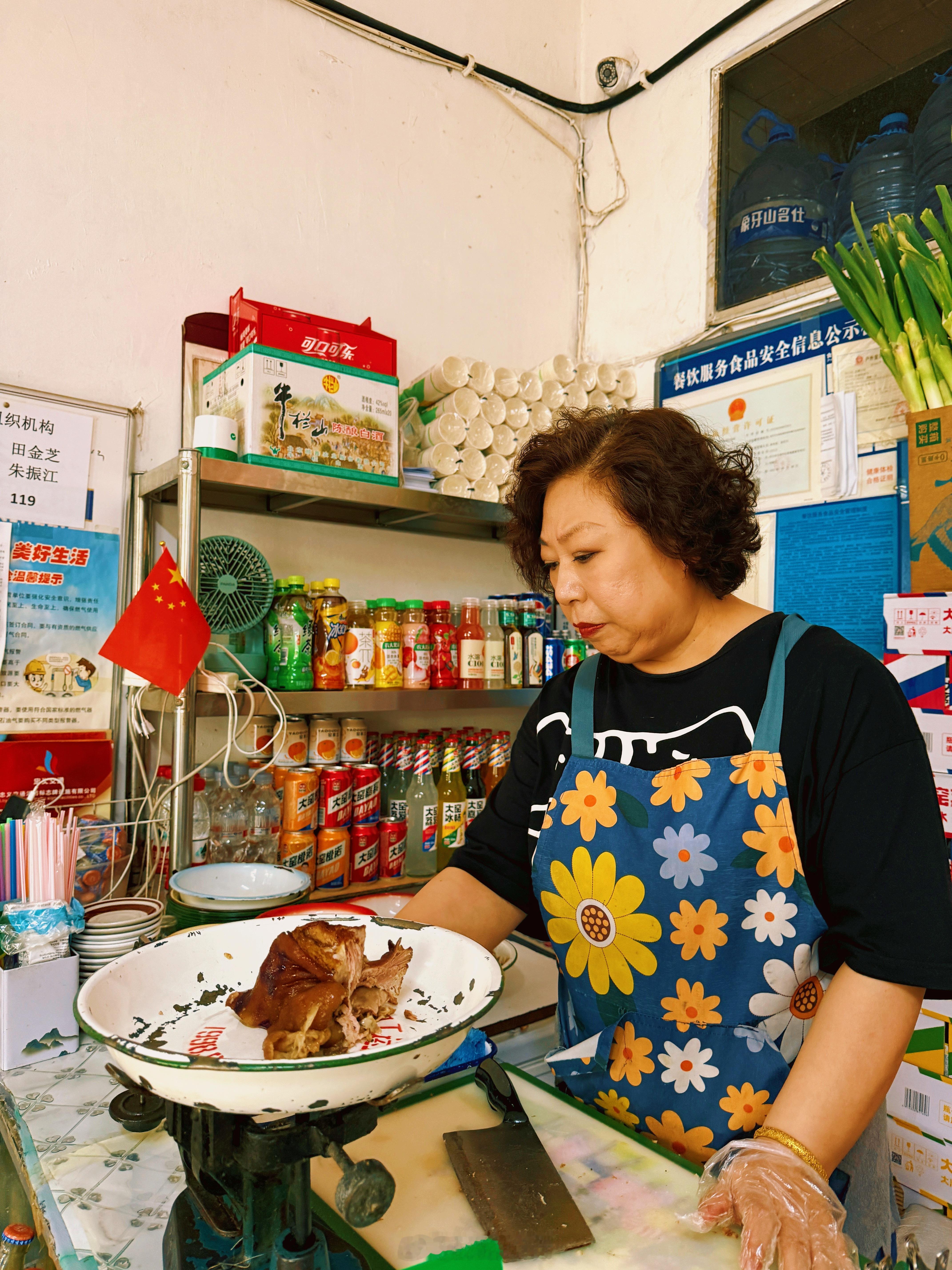 道外居民楼下一家小店店里一共10个菜肘子是特色，酱好的肘子，按斤卖，之后加汤加热