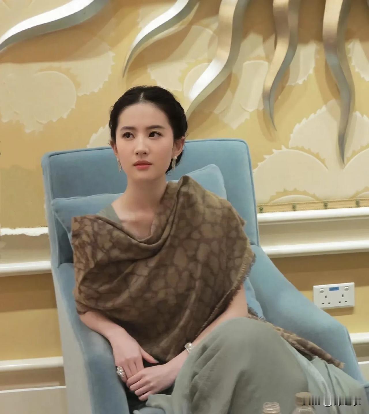 其实我感觉我对明星有点怯魅了，但是也不得不承认有些明星确实是长得非常好看，像刘亦