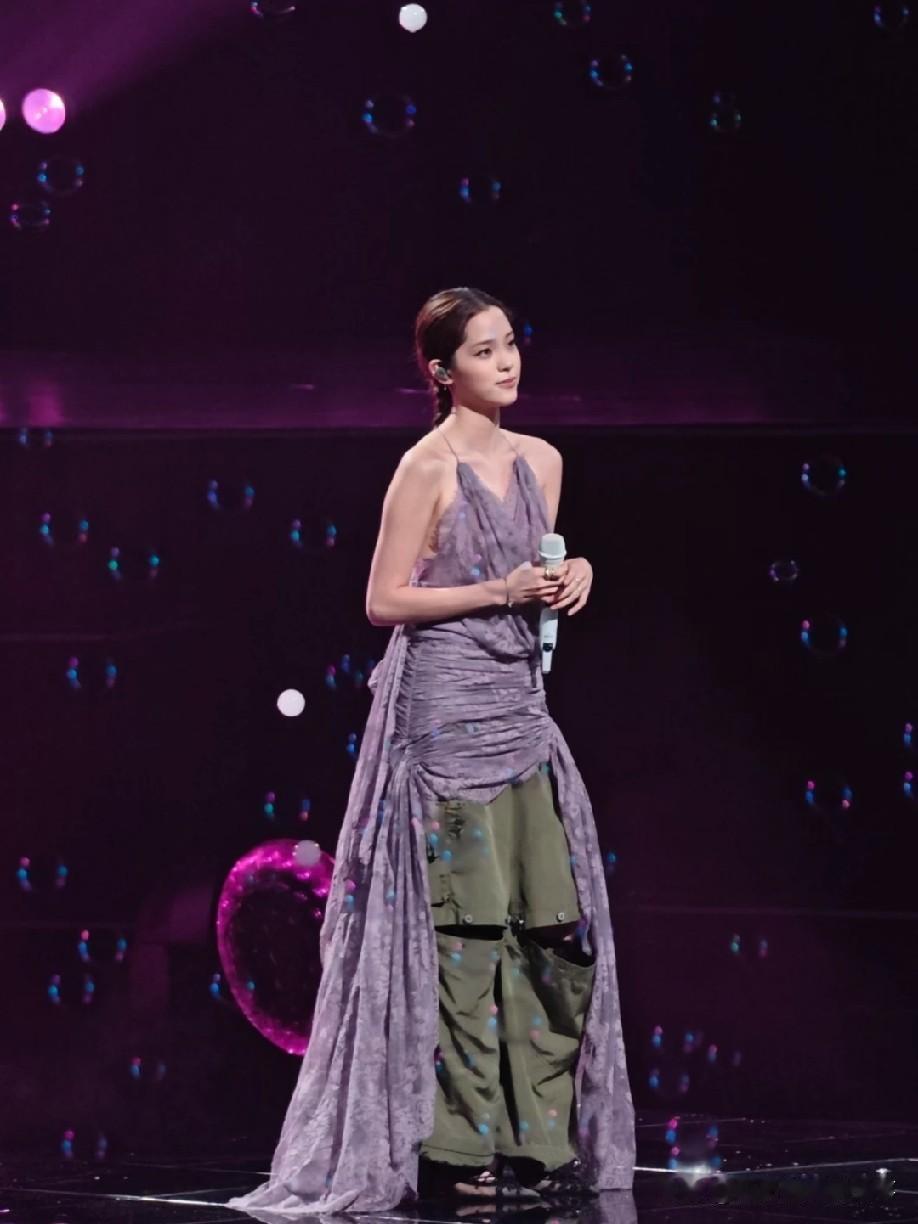 欧阳娜娜舞台造型点评绿紫搭配其实是很有格调的撞色，上身柔美的吊带长裙，下身