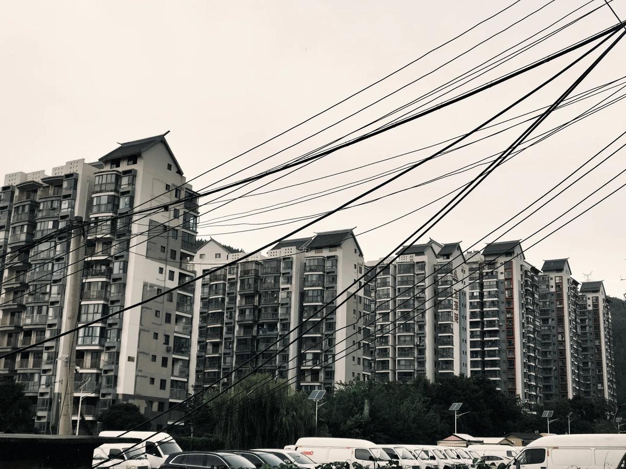 这是位于盘龙区昆明玉器城旁边的一个由昆明荣迪开发商开发的项目，叫玉泽苑，刚开始还