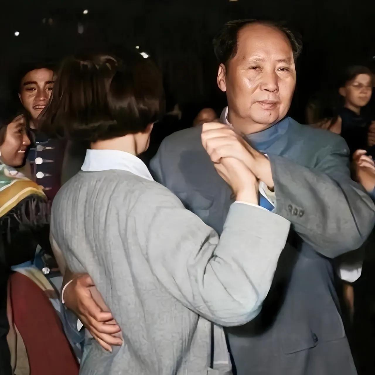 进北平以后，中央办公厅每个星期六晚上都要在春藕斋组织舞会。一次，毛主席去参加舞