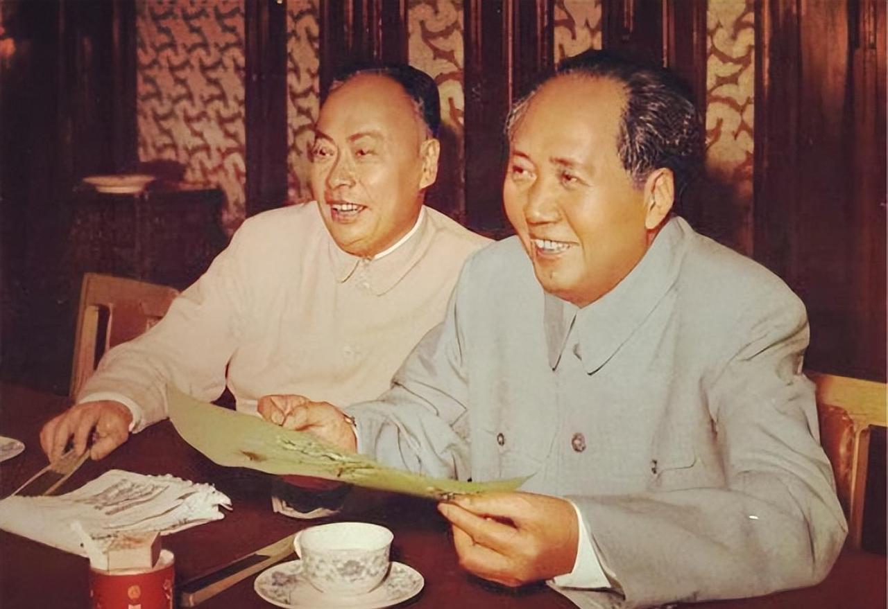 1943年陈毅来到延安，见到快10年未见的毛主席，态度过于恭敬，被毛主席怒批，可