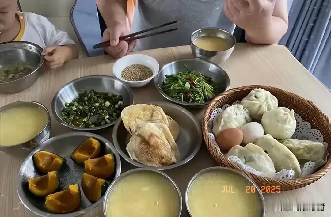 儿媳妇嫌弃婆婆没有品位，饭菜用不锈钢盆子盛。她将婆婆做的早餐拍照发到网上，让人说