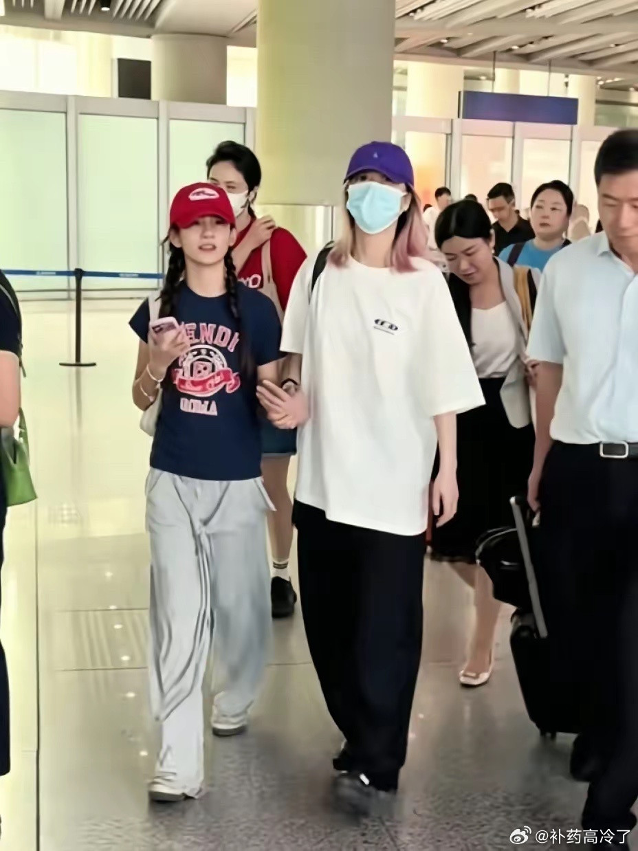 孙莉带女儿和儿子现身机场，二女儿长大了好多！