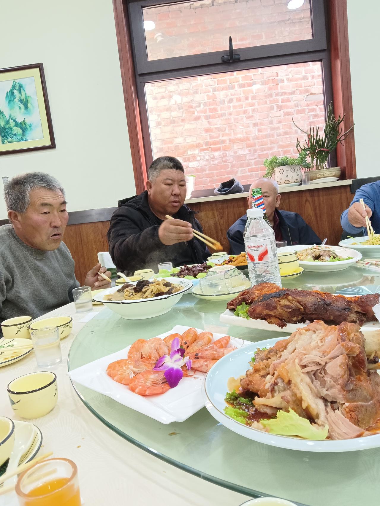 家人团聚，共享丰盛美食，幸福满满！🥢🍜🥗🍲一家人围坐大吃，好不热闹。