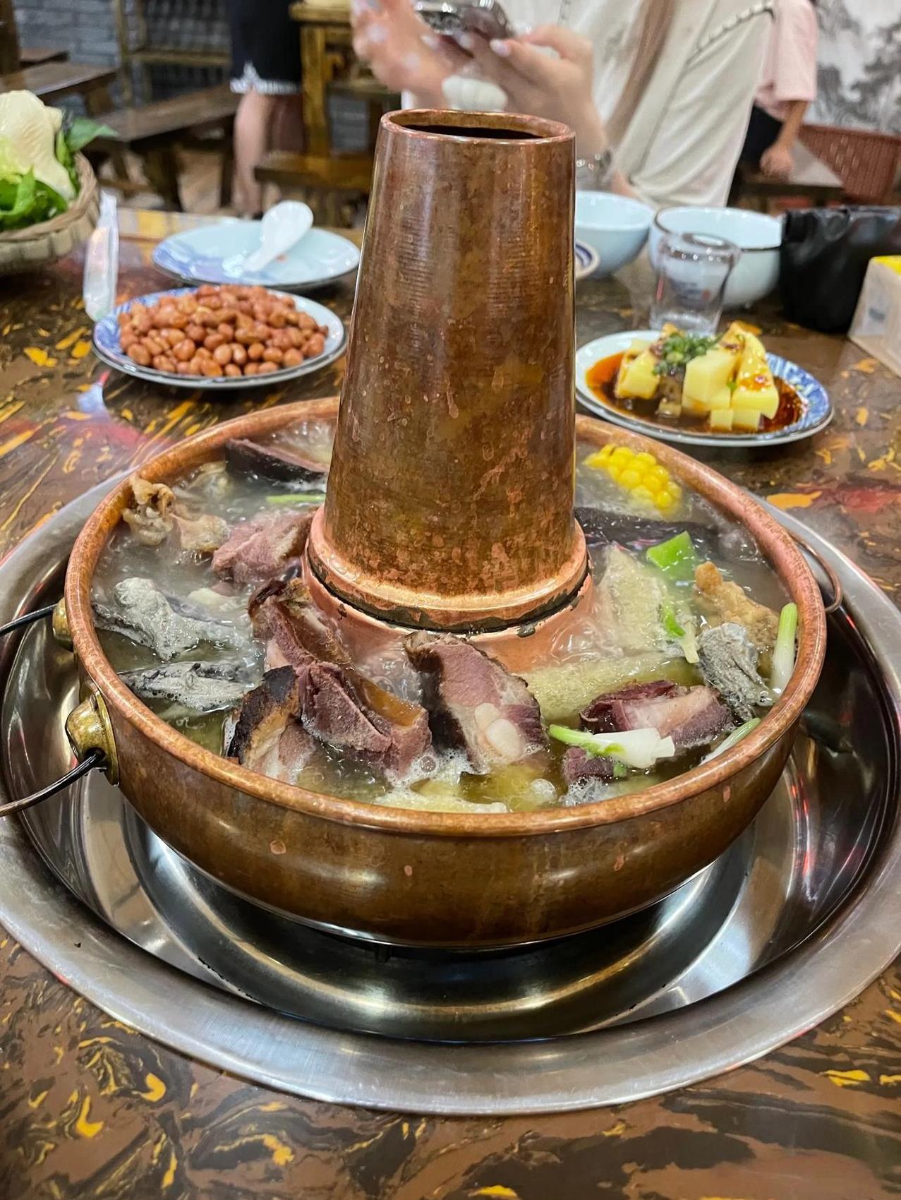 南充小吃，满是街头的烟火气息，锅盔摊“噼啪”作响敲打案板的声音，肥肠店飘出的花椒