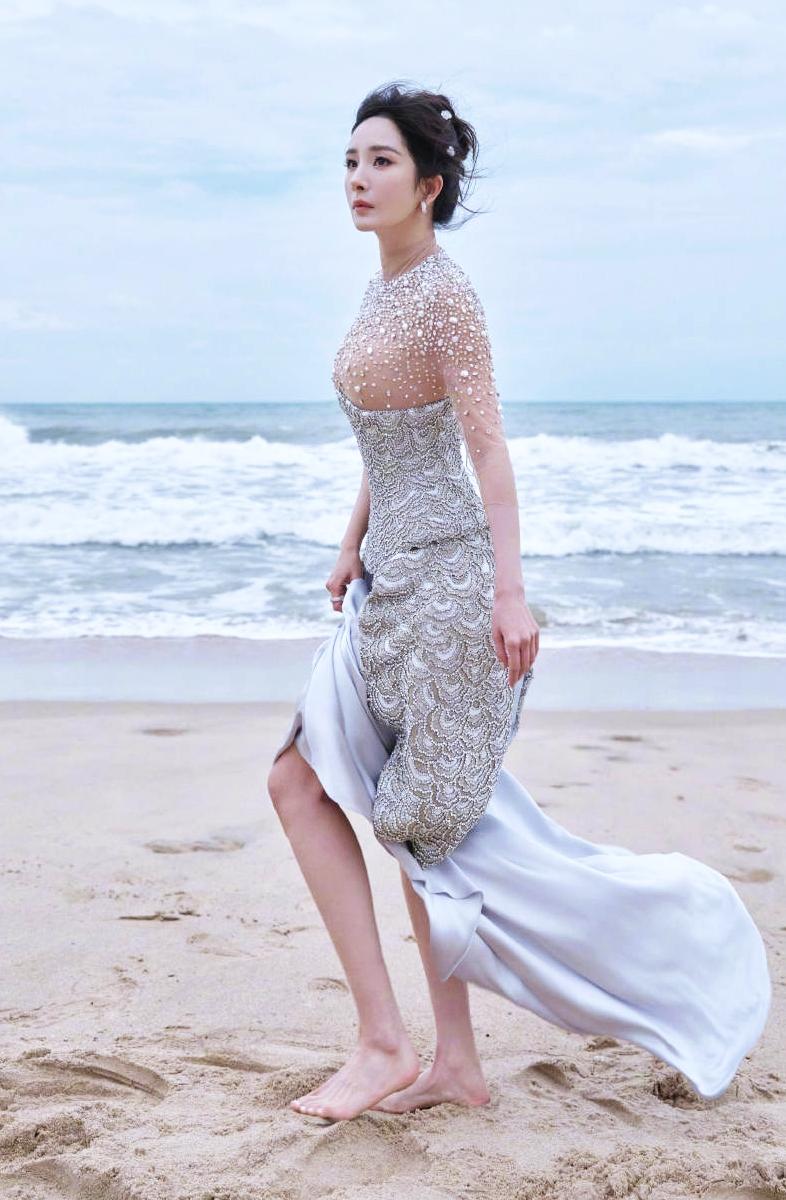 @杨幂～ELLE风尚大典80周年庆​​​[比心]