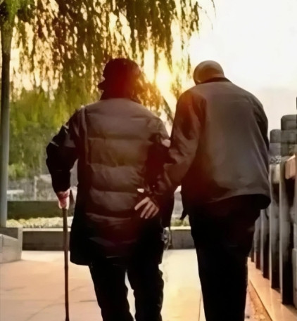 太过分了！”河南，一男子在妻子出车祸离世后拿到465000元的赔偿款，不料，男子