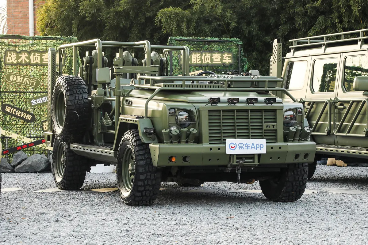 很多人印象中的军车都是防弹的装甲车，但事实上很大部分的军车别说防弹了，防风防雨都