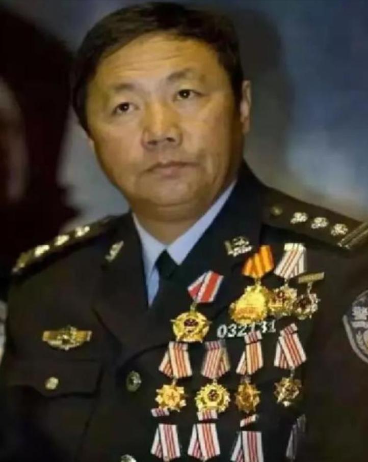 2003年，齐齐哈尔某酒店内，突然发现11枚定时炸弹，排专家于尚清赶来，成功拆除