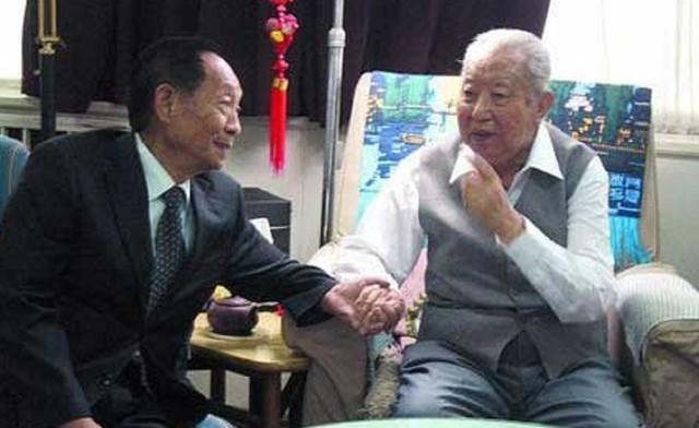 2006年，袁隆平到北京出差时，特意去看了身体欠佳的华国锋。当时华国锋不太愿见客