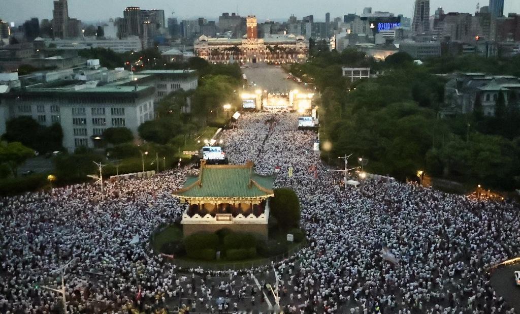 一组照片：人山人海！众怒爆发！7月25日，台北、台南等地举行725“我是人，我