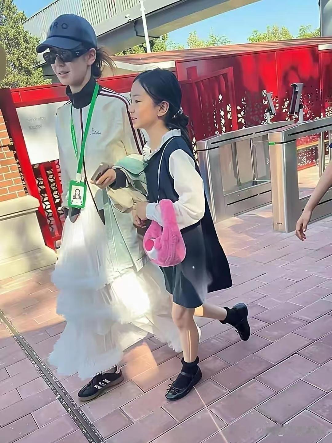 戚薇一身白色纱裙接女儿放学，lucky乖乖地跟着妈妈也是越长越漂亮了
