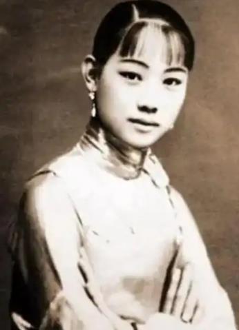 🌞1939年，40岁的白兰花勾引宋霭龄23岁的儿子，在马尼拉成婚。宋霭龄气