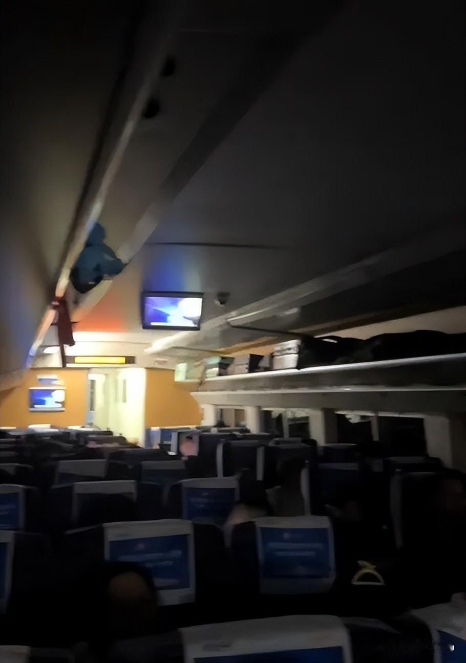 列车突然停了！5月30日9时许，从广州南开往四川广元的D1804次列车正在贺州