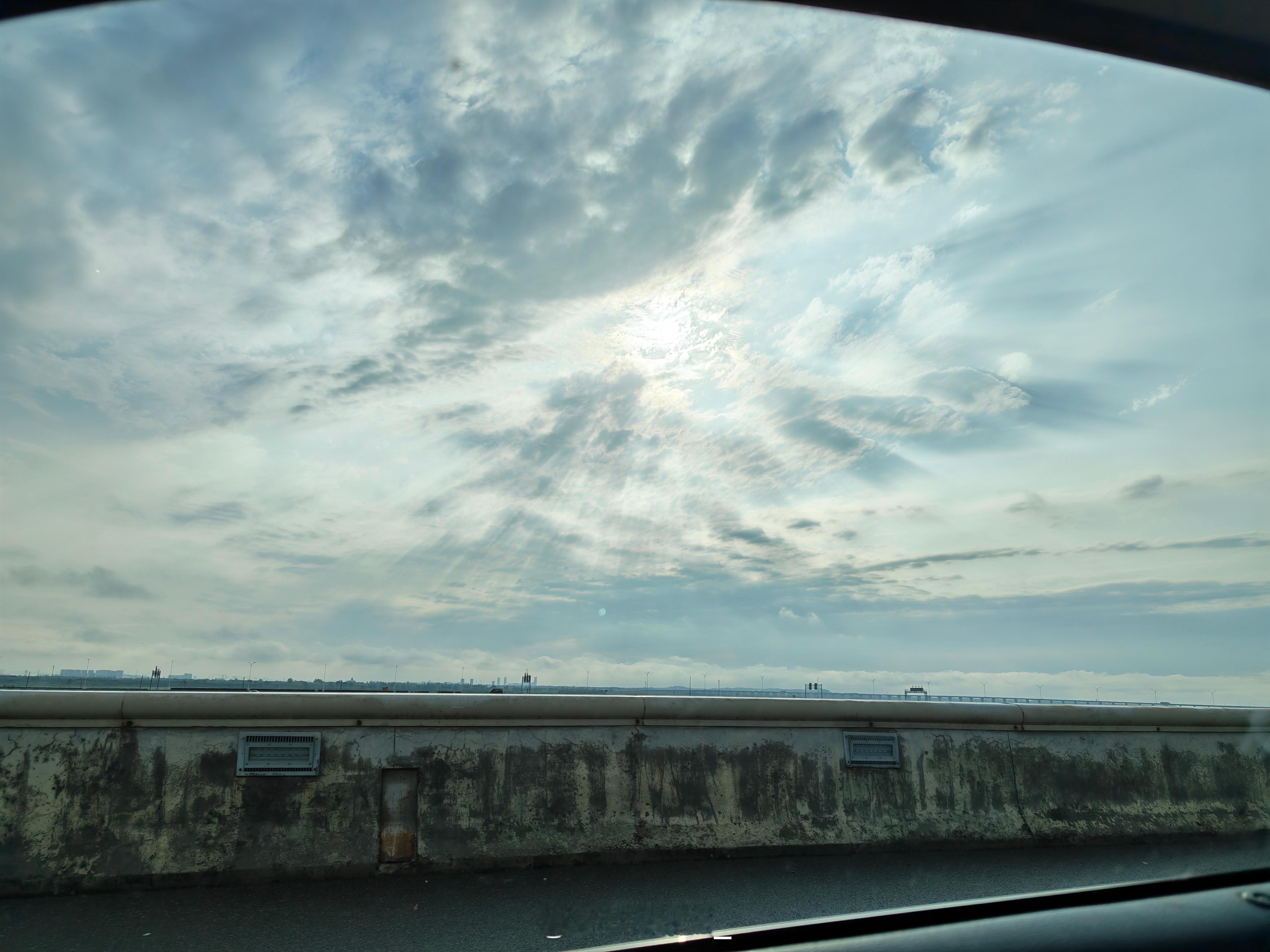 不是下暴雨吗😳咋就天晴了我还想洗个车呢😮💨武汉暴雨大桥再现雨帘瀑布大歌碎碎