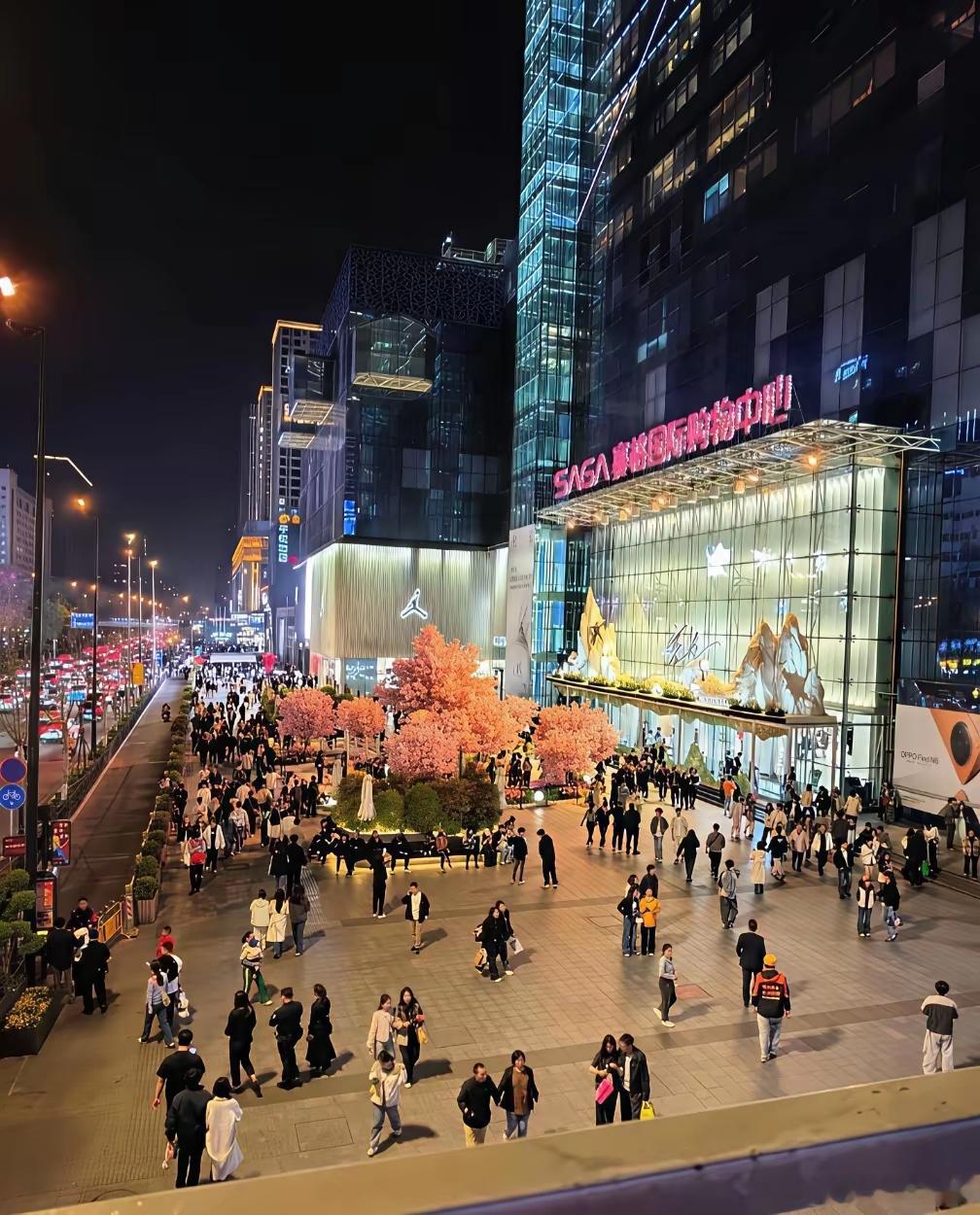 西安赛格这事，商户们私下聊起来全是泪。有商户算过账：进场先交50万押金，装修设