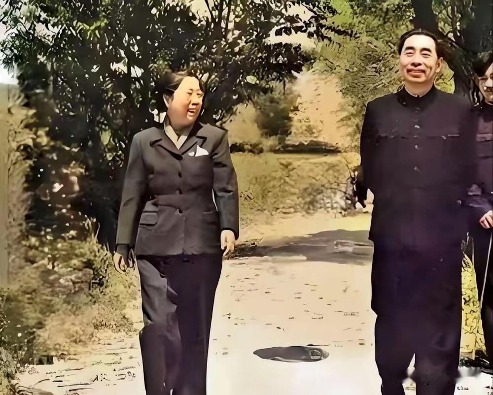 一九六〇年五月初夏，颐和园里绿荫渐浓，昆明湖上水光潋滟。周恩来总理暂搁连日繁忙的