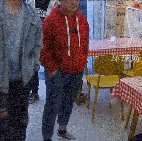 天生做老板的料！一饭店老板娘临时出门买菜，家里小店只得由其三岁女儿暂时看守，结果