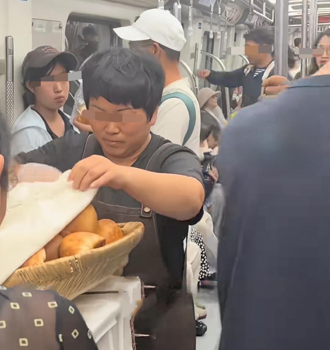 在青岛地铁2号线车厢内，有人售卖烤馒头！本以为这会引起网友们对车厢管理的质疑，万