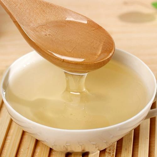 鼻炎槐花蜜可治萎缩性鼻炎每天早晚洗脸时，用小指蘸流动的自来水在鼻孔内清洗，清除